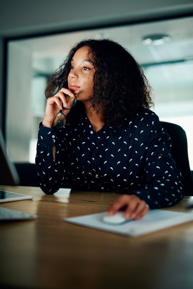Female employer researching HR compliance with a global EOR on laptop.