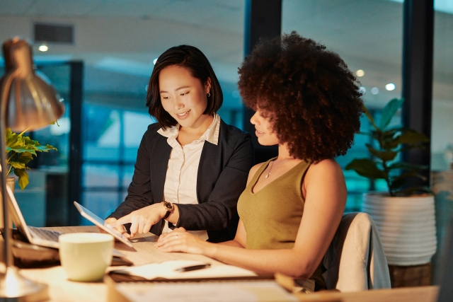 Employer and consultant working together after employer used Pebl EOR professional services.