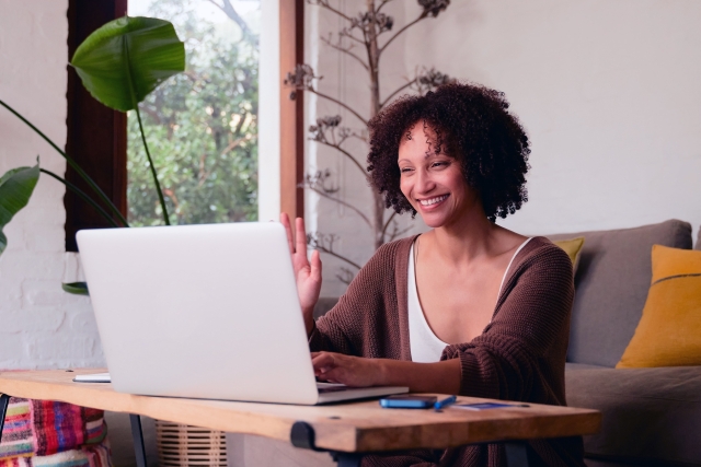 Employer greeting new employee on computer after EOR global hire.