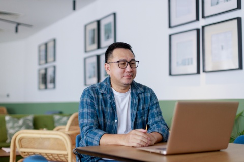 Global HR manager researching the best countries to hire AI talent