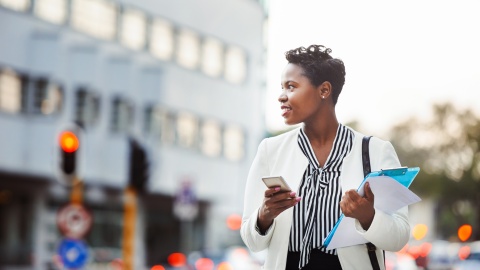 HR manager learning how an EOR can bypass visa sponsorship