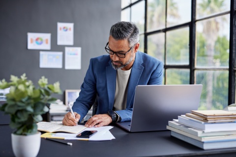 Global hiring manager researching how to hire in Niger.
