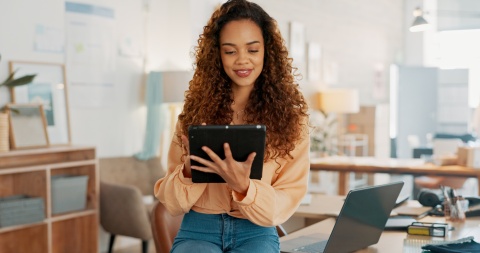 Global HR manager researching how to hire developers in Mexico