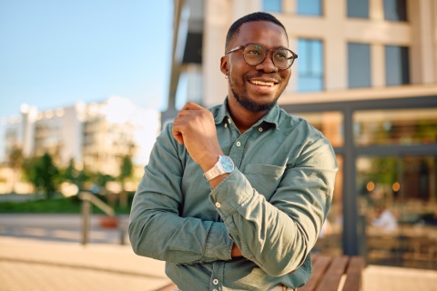 HR manager thinking about the average salary in Tonga