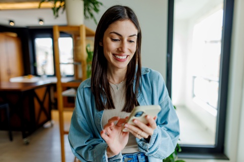 Global HR manager researching the average salary in Romania