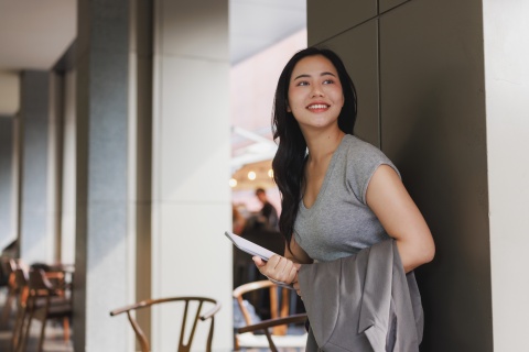 HR manager thinking about the average salary in South Korea