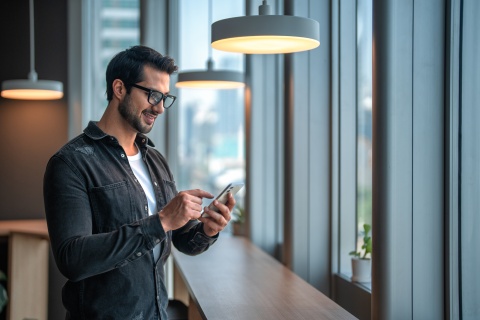 Global HR manager researching the average salary in Taiwan