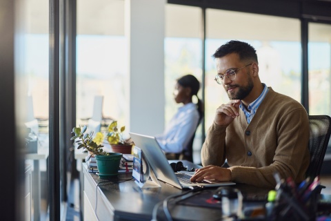 Global HR manager researching the average salary in Morocco