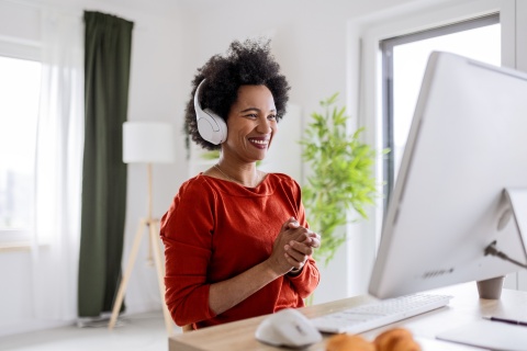 Global HR manager researching the average salary in Tunisia