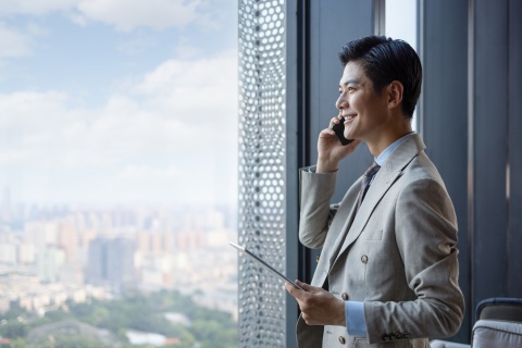 HR manager discussing payroll tax in China on the phone