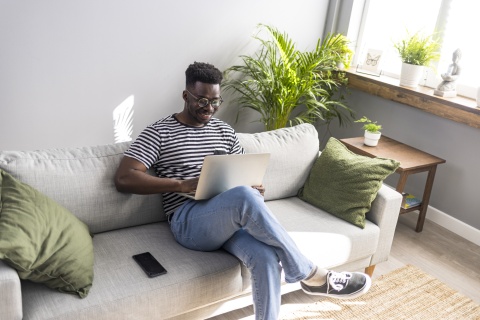 HR manager researching the average salary in Papua New Guinea