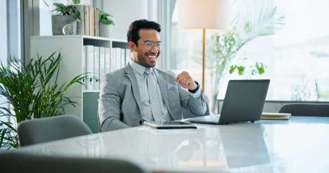 Global HR manager researching payroll tax in Mali