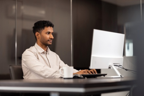 Global HR manager researching the average salary in Georgia