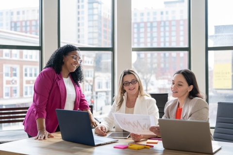 Global HR managers discussing the business culture of Norway