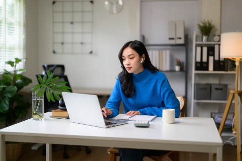 Global HR manager researching payroll tax in Thailand