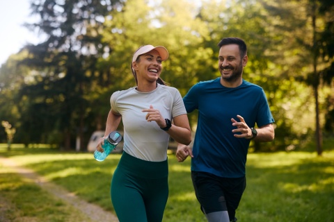 Couple running in a park during Sweden’s public holidays