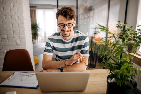 Global HR manager researching how to outsource a mobile app developer