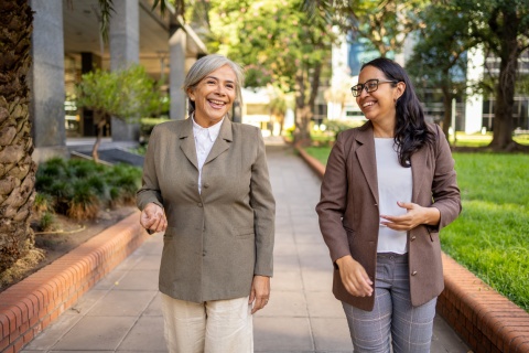 Two businesswomen discussing business etiquette in the Dominican Republic