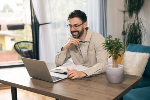 Global HR manager researching how to outsource and hire SREs